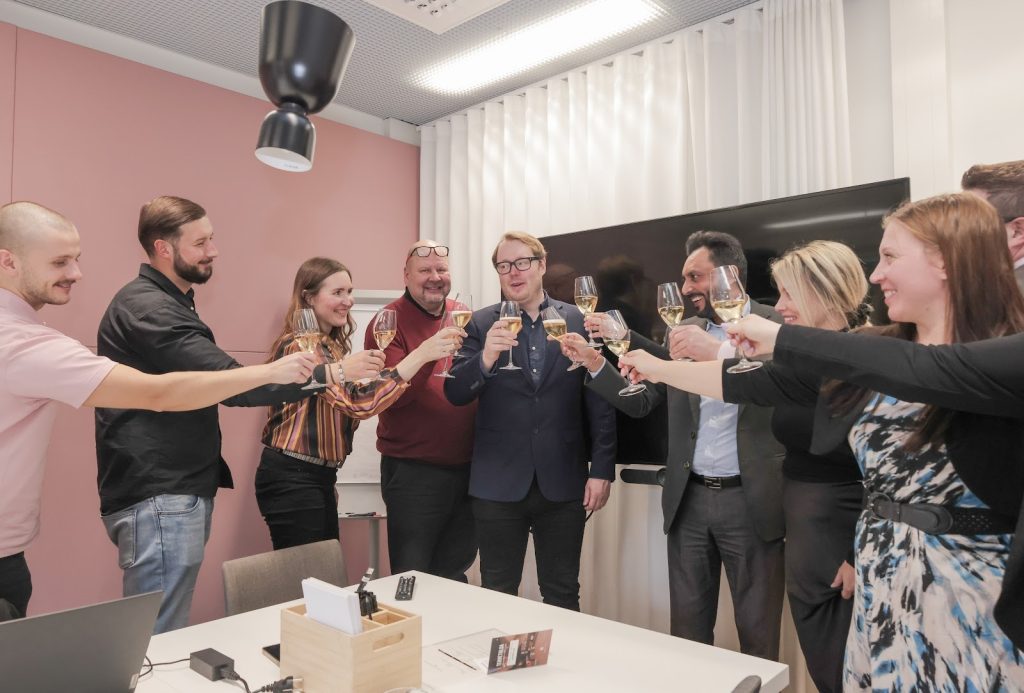 Tiimi kippistämässä uudelle KeyStaffin toimitusjohtajalle.